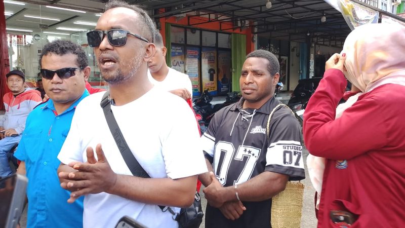 Ketua DPD Sahabat Polisi Indonesia (SPI) Jalil Limbara saat memberikan keterangan kepada wartawan di perempatan lampu merah H.Bouw Manokwari, Kamis(22/5)