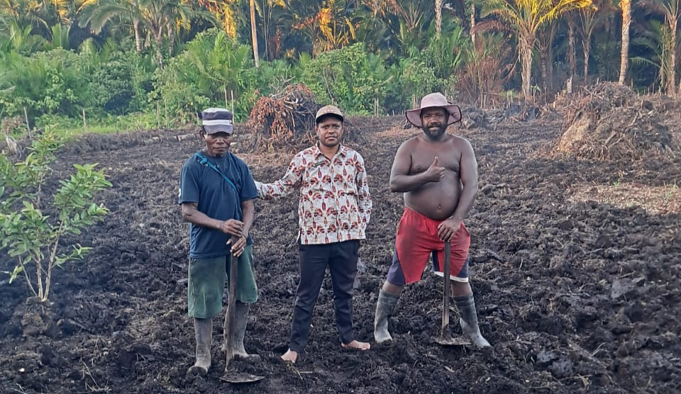 Keterangan Gambar: Kepala Distrik Tomu (tengah) bersama warga di lahan pertanian milik masyarakat. Foto: Dokumen pribadi Syamsul Inai