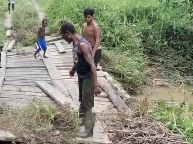 Jalan Bintuni Menuju Moskona Barat Terputus, Kendaraan Roda Empat Belum Bisa Melintas  Laporan Warga – Akses jalan dari Bintuni menuju Moskona Barat mengalami kerusakan akibat putusnya jembatan di wilayah Kampung Irahima, Distrik Moskona Selatan, Kabupaten Teluk Bintuni, Papua Barat.  Akibat kerusakan ini, kendaraan roda empat untuk sementara waktu tidak dapat melintas. Warga berharap pemerintah segera mengambil tindakan agar akses transportasi kembali normal.