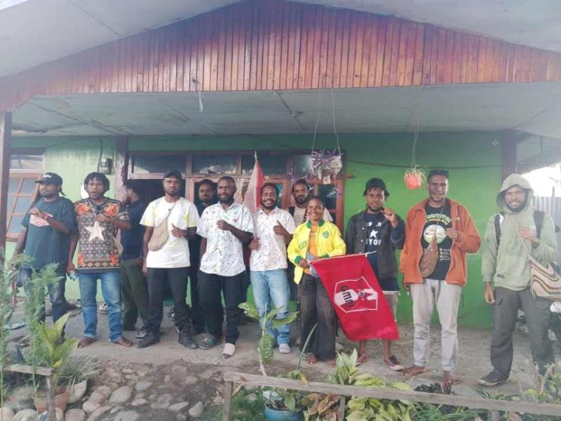 Keterangan gambar:
Tim Solidaritas Mahasiswa saat memuat bantuan kemanusiaan di Bandara Wamena, serta momen usai berkoordinasi dengan Posko Donasi di Sekretariat HMKJ Kabupaten Jayawijaya, Provinsi Papua Pegunungan.