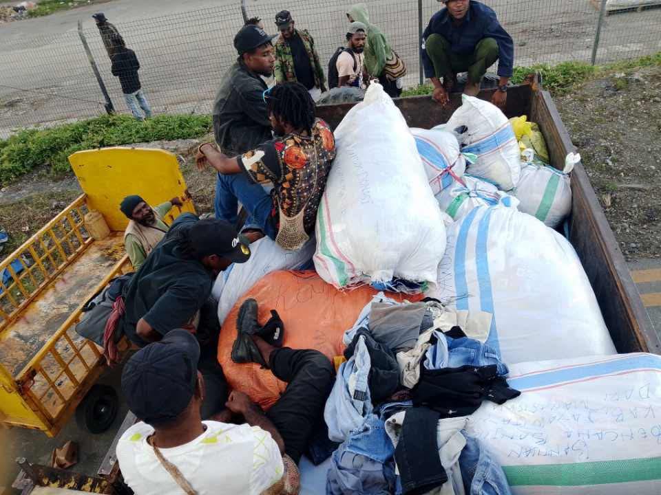 Tim Solidaritas Mahasiswa saat memuat bantuan kemanusiaan di Bandara Udara Wamena dan sesaat setelah berkoordinasi dengan Posko Donasi Sekretariat HMKJ Kabupaten Jayawijaya, Provinsi Papua Pegunungan.