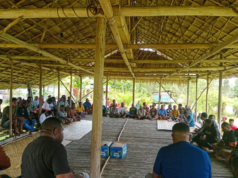 Tampak dua suku masyarakat adat tengah menggelar rapat untuk bermusyawarah dan mengambil keputusan bersama terkait kepentingan adat dan wilayah mereka.
(Foto: Istimewa/MPR)