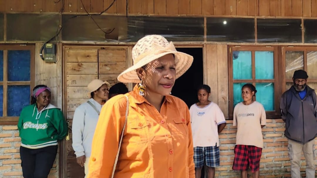 Ibu Salomina Marian, S.P., Anggota DPRD Provinsi Papua Pegunungan, saat mengikuti sesi healing dialog dan diskusi bersama masyarakat. Momen ini menjadi ruang terbuka untuk saling mendengar, menyampaikan aspirasi, serta mempererat hubungan antara wakil rakyat dan konstituennya.
