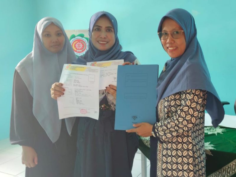 Tampak orang tua calon mahasiswi UNIMUTU turut mendampingi putrinya saat mendaftar.
Sumber foto: Syamsul Inai.