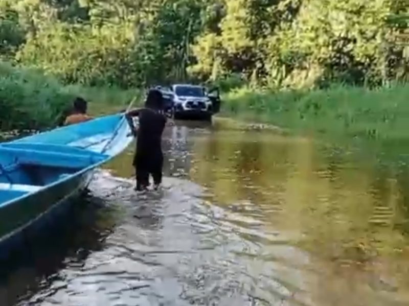 Masyarakat Yakora Gunakan Perahu Jemput Bantuan Bama dan Minyak Tanah dari Dinas Dikbudpora Teluk Bintuni  Warga Distrik Yakora menggunakan perahu untuk menjemput bantuan bahan makanan (Bama) dan minyak tanah yang disalurkan oleh Dinas Pendidikan, Kebudayaan, Pemuda, dan Olahraga (Dikbudpora) Kabupaten Teluk Bintuni. Bantuan ini ditujukan untuk SD Negeri Yakora yang terdampak banjir.  Akibat cuaca buruk dan akses jalan yang terendam air, warga bersama pihak sekolah terpaksa menempuh jalur air demi memastikan bantuan dapat tiba dengan selamat.  Foto: Istimewa