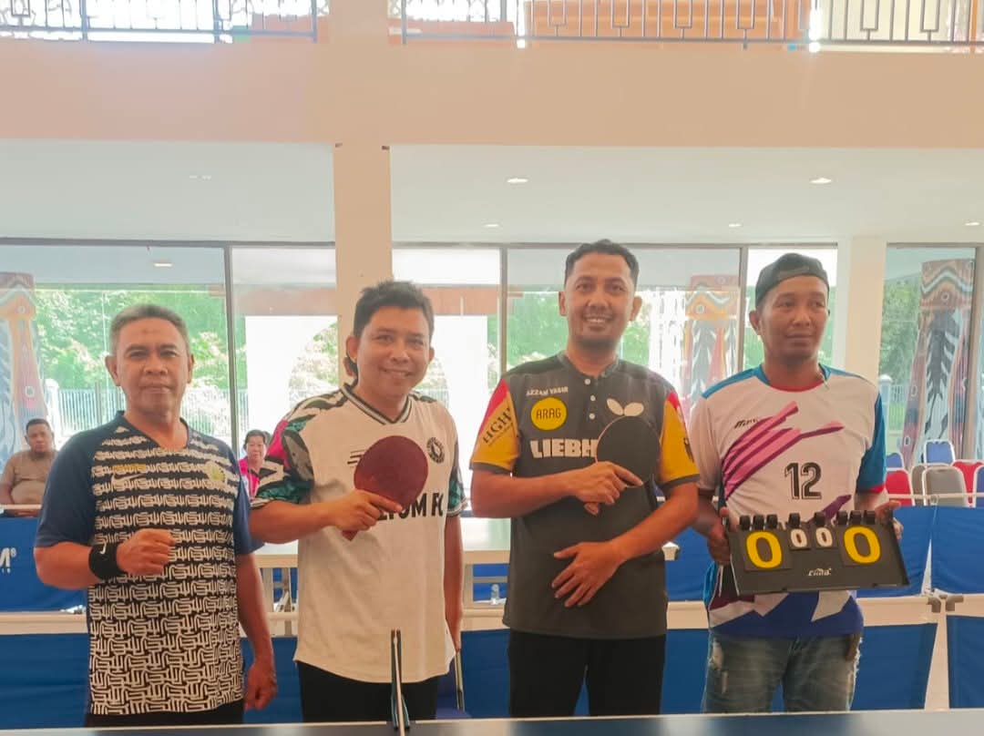 Ketua PTMSI Teluk Bintuni, Yasman Yasir, tampak berfoto bersama jajaran pengurus dalam momen Turnamen Kapolres Cup 2025 yang berlangsung di Aula Andriano Ananta, pada Rabu (25 Juni 2025).