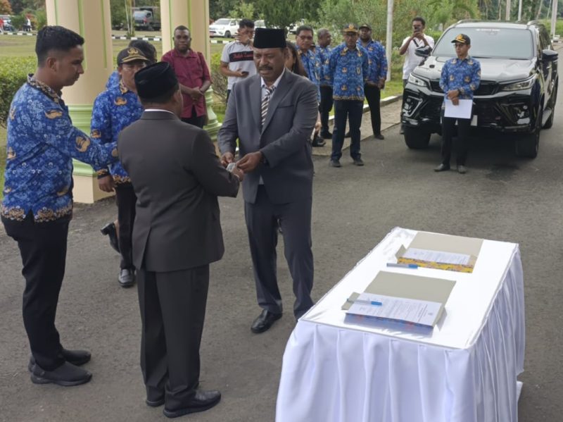 Wakil Bupati Serahkan Kunci Kendaraan Operasional kepada Ketua DPRK Teluk Bintuni