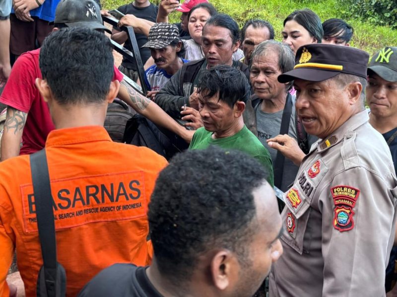 Keterangan Gambar:
Tim gabungan dari Polres Teluk Bintuni, Basarnas, dan masyarakat saat mengevakuasi Roy Runtunuwu (kaos hijau) dari kawasan hutan Pranoto setelah ditemukan selamat pada hari keempat pencarian, Selasa (3/6/2025). Foto : Humas Polres Teluk Bintuni. 