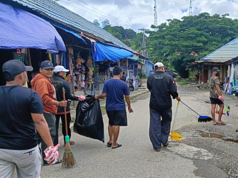 Aksi Nyata IKAMA Teluk Bintuni: Pungut Sampah Peringati Hari Lingkungan Hidup