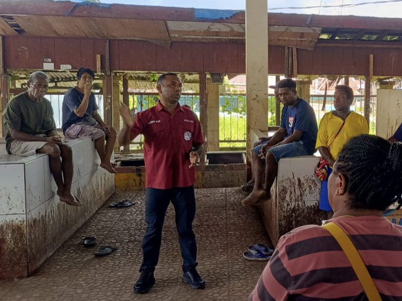 Kasi Humas Polres Teluk Bintuni, Ipda Lutfi Hakim Iha, saat memberikan sosialisasi kepada masyarakat di Pasar Sentral Bintuni.  