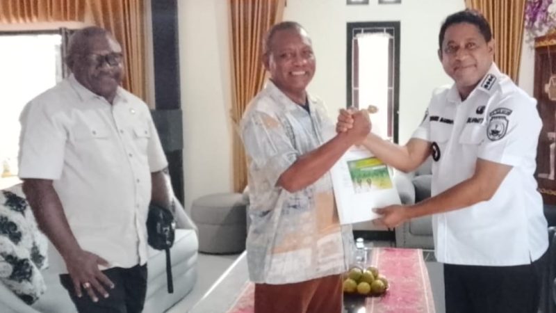 Bupati Teluk Bintuni Yohanis Manibuy Antar Undangan HUT Kabupaten ke-22 kepada Petrus Kasihiw