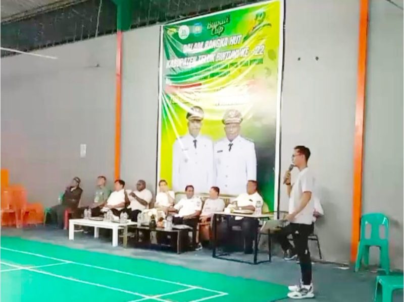 Keterangan Gambar:
H. Miftahul Huda, S.AP., M.M., selaku pengurus Persatuan Bulu Tangkis Seluruh Indonesia (PBSI) Teluk Bintuni, menyampaikan harapannya agar turnamen ini menjadi wadah pembinaan sekaligus pemacu semangat sportivitas di kalangan atlet muda.