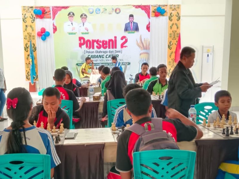 Keterangan Gambar:
Turnamen catur berlangsung seru dengan wasit nasional Solikhudin, M.Pd., WN., yang juga merupakan pengurus Percasi Teluk Bintuni, memimpin jalannya pertandingan dengan penuh profesionalisme.