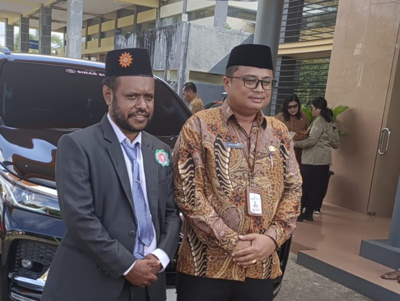 Foto : Sekretaris Badan Pembina Harian (BPH) UNIMUTU, Syamsul Inai (kanan) dan Kepala Dinas Pendidikan Teluk Bintuni, Dr. Henry Donald Kapuangan, S.Pd., MM saat menantikan kehadiran Wamen di Bandara Stengkool, Bintuni (10/6) 

