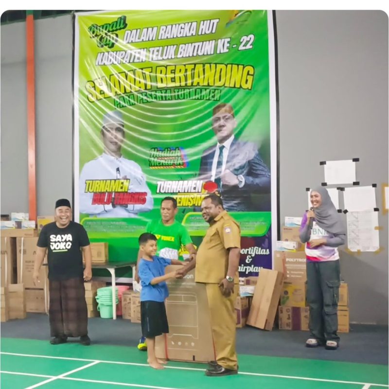 Yohanes Manobi Tutup Turnamen Bupati Cup Teluk Bintuni Cabor Tenis Meja dan Bulu Tangkis: Gaungkan Semangat Olahraga, Satukan Masyarakat
