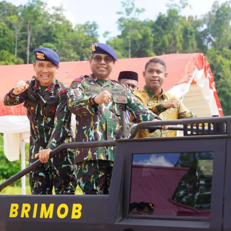 Kapolda Papua Barat, Irjen Pol Johnny Eddizon Isir, secara resmi mengukuhkan Batalyon C Pelopor Brimob di Teluk Bintuni. Kegiatan ini merupakan bagian dari upaya Polri untuk memperkuat keamanan dan ketertiban di wilayah Papua Barat.
Pengukuhan tersebut turut dihadiri oleh Bupati Teluk Bintuni, Yohanis Manibuy. 