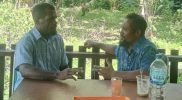 Keterangan gambar: Koresponden Mediaprorakyat.com, Charles Siwana (kanan), saat menerima keterangan dari Miftah Fauzan A. Fimbay pada Jumat (13/06/2025), di Sekretariat RUMASATU, Jalur 8, Kampung Argosigemarai (SP 5), Distrik Bintuni Timur.