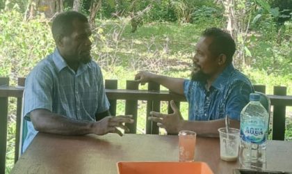 Keterangan gambar: Koresponden Mediaprorakyat.com, Charles Siwana (kanan), saat menerima keterangan dari Miftah Fauzan A. Fimbay pada Jumat (13/06/2025), di Sekretariat RUMASATU, Jalur 8, Kampung Argosigemarai (SP 5), Distrik Bintuni Timur.