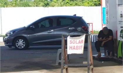 Situasi di SPBU CV Sinar Bintuni, tampak terpasang tulisan "Solar Habis". Foto: Haiser Situmorang / Mediaprorakyat.com