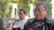 Kabid Pendidikan Dasar sekaligus Pejabat Pelaksana Teknis Kegiatan (PPTK), Solikhudin, S.Pd., M.Pd ( jaket hitam) didampingi Kasubag Perencanaan Tahun 2023, Ahmad Masrur, S.H., MM saat memberikan keterangan kepada awak media, Minggu (15/6/2025)