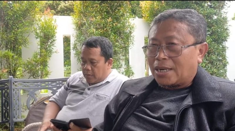 Kabid Pendidikan Dasar sekaligus Pejabat Pelaksana Teknis Kegiatan (PPTK), Solikhudin, S.Pd., M.Pd ( jaket hitam) didampingi Kasubag Perencanaan Tahun 2023, Ahmad Masrur, S.H., MM saat memberikan keterangan kepada awak media, Minggu (15/6/2025) 