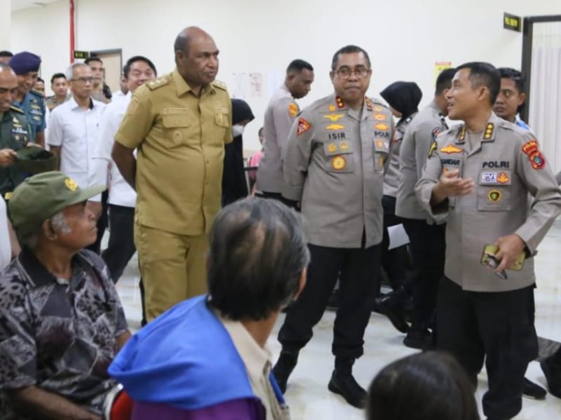 Tampak Wakil Gubernur Papua Barat dan Kapolda Papua Barat menghadiri kegiatan Bakti Kesehatan yang dipusatkan di Rumah Sakit Bhayangkara Polda Papua Barat, Senin (16/6/2025).

