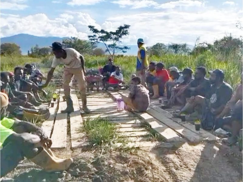 Keterangan Gambar: Suasana kerja gotong royong di Desa Abusa, Distrik Kurulu, Kabupaten Jayawijaya, Provinsi Papua Pegunungan, Selasa (17/06/2025).
Foto: Julius/MPR
