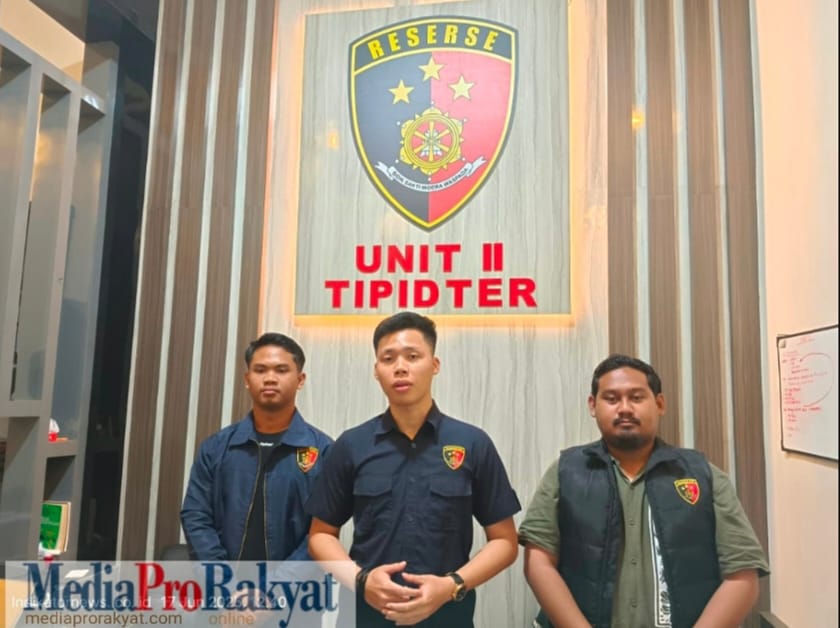 Keterangan Gambar: IPDA Adrian Jovian, S.Tr.K., Kanit II Tipidter Satreskrim Polres Teluk Bintuni (tengah), memberikan klarifikasi kepada media terkait isu dugaan pencemaran lingkungan. Ia didampingi dua anggotanya, Briptu Syamsul Alam dan Bripda Wahyu Ananda. Foto: Haiser Situmorang/MPR