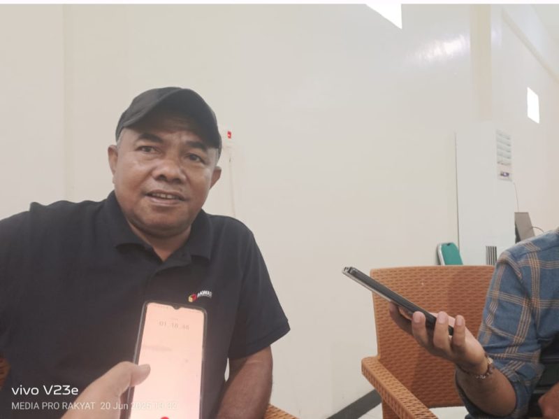 Sekretaris Bawaslu Teluk Bintuni, Fadly Liptiay, saat diwawancarai pada Sabtu (20/6/2025).
Foto: Haiser Situmorang/MPR
