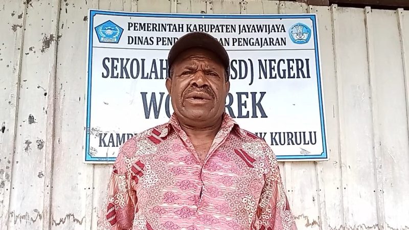 Saat wawancara bersama Bapak Yohanes Lengka, A.Md.Par., Kepala Sekolah SD Negeri Wowarek, Desa Eragama, Distrik Kurulu, Kabupaten Jayawijaya, Provinsi Papua Pegunungan.