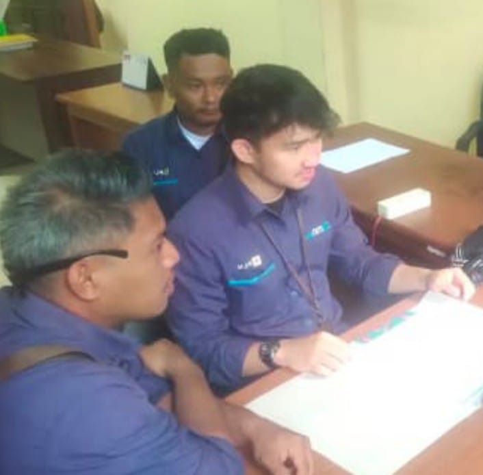 Petugas PT PLN (Persero) UPT Bintuni kembali mengantarkan pengingat atau invoice tagihan listrik kepada pelanggan. (Foto: Istimewa)