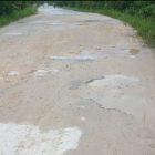 Kondisi jalan rusak (Foto : Jansens / MPR) 