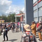 Tampak Koordinator lapangan memberikan arahan kepada peserta aksi di depan Kantor Gubernur Papua Pegunungan. (Foto: Julianus Surabut / MediaProRakyat)
