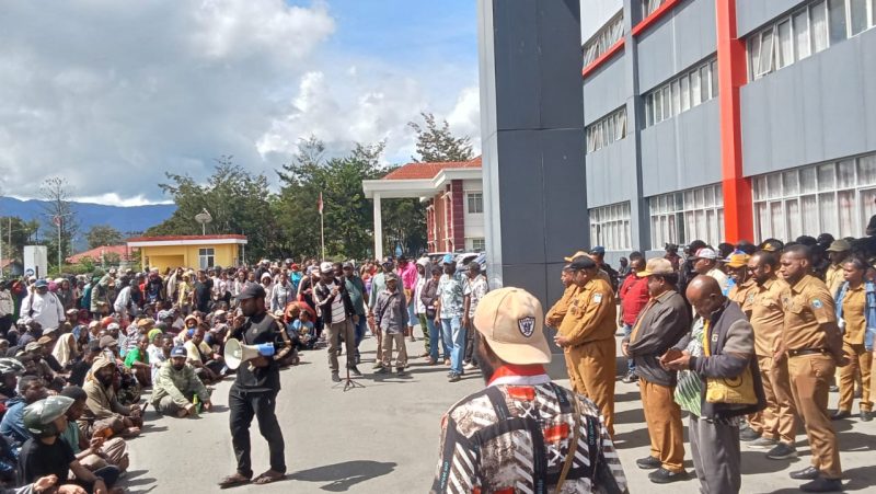Tampak Koordinator lapangan memberikan arahan kepada peserta aksi di depan Kantor Gubernur Papua Pegunungan. (Foto: Julianus Surabut / MediaProRakyat)
