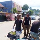 Terlihat kegiatan kerja fisik di Pasar Sentral Wosi pada Kamis, 26 Juni. (Foto: Gery Yoman/MPR)
