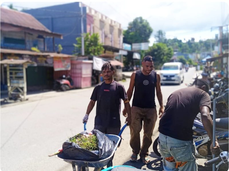Terlihat kegiatan kerja fisik di Pasar Sentral Wosi pada Kamis, 26 Juni. (Foto: Gery Yoman/MPR)