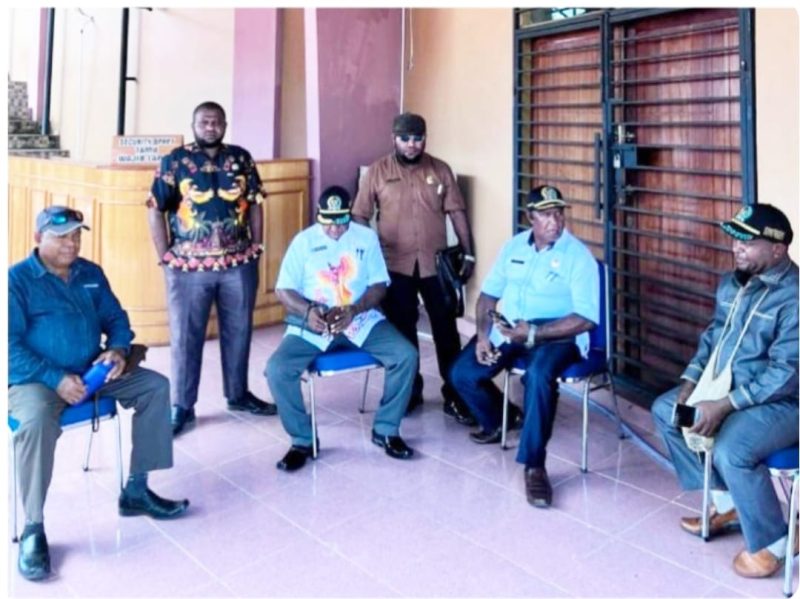 Keterangan Gambar:
Ketua Komisi II Dewan Perwakilan Rakyat Provinsi (DPRP) Papua Tengah, Paulus Mote, bersama sejumlah anggota DPRP lainnya, saat melakukan kunjungan ke Mapolres Nabire pada Kamis, 27 Juni 2025. Kunjungan berlangsung di Mapolres Nabire yang beralamat di Jl. Jenderal Sudirman No. 1, Karang Mulia, Distrik Nabire, Kabupaten Nabire.
(Foto: Emanuel Ukago/MPR)