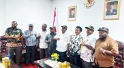 Keterangan Gambar: Anggota DPR Papua Tengah bersama Sekretaris saat berkunjung ke Mapolres Nabire, Jumat, 27 Juni 2025. Foto: Emanuel Ukago / MPR.