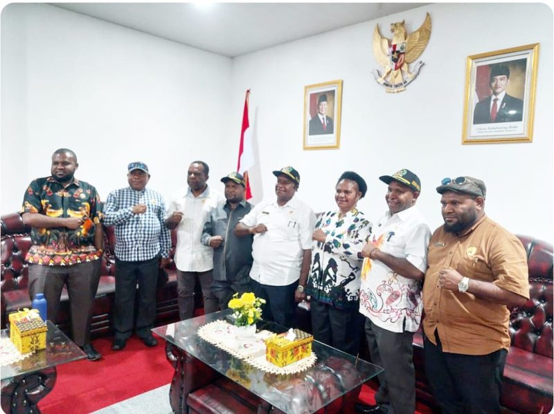 Keterangan Gambar: Anggota DPR Papua Tengah bersama Sekretaris saat berkunjung ke Mapolres Nabire, Jumat, 27 Juni 2025.
Foto: Emanuel Ukago / MPR.
