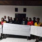 Caption: Suasana konferensi pers yang berlangsung di aula Asrama Mahasiswa Jayawijaya, Jalan Tugu Jepang, Amban, Manokwari.
