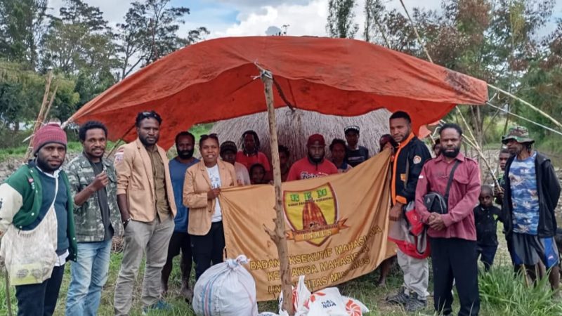 Aliansi Mahasiswa bersama OKP Cipayung Plus Kota Studi Merauke saat menyalurkan bantuan donasi kemanusiaan.