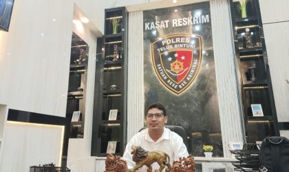 Foto AKP Boby Rahman, S.Tr.K., S.I.K., setelah memberikan keterangan kepada wartawan di ruang kerjanya pada Senin (30/6/2025).