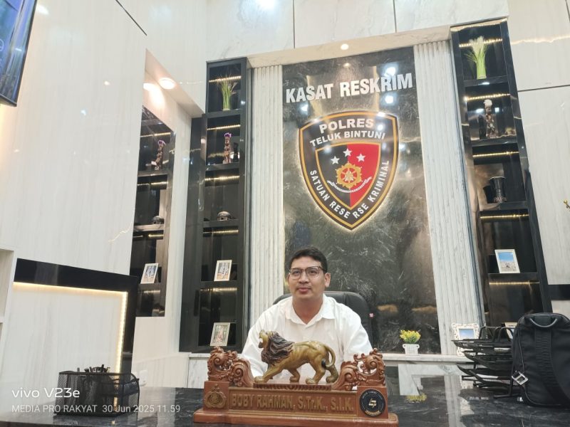 Foto AKP Boby Rahman, S.Tr.K., S.I.K., setelah memberikan keterangan kepada wartawan di ruang kerjanya pada Senin (30/6/2025).
