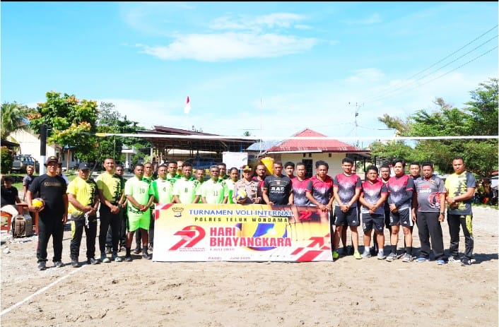 Meriahkan Hari Bhayangkara ke-79, Polres Teluk Wondama Gelar Pertandingan Bola Voli Antar Fungsi