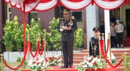 Kapolda Papua Barat, Irjen Pol. Jhonny Edison Isir, S.I.K., M.T.C.P., saat membacakan sambutan Kapolri Jenderal Polisi Listyo Sigit Prabowo, pada Perayaan HUT Bhayangkara ke 79 di lapangan Mapolda Papua Barat,Selasa(1/7/25)