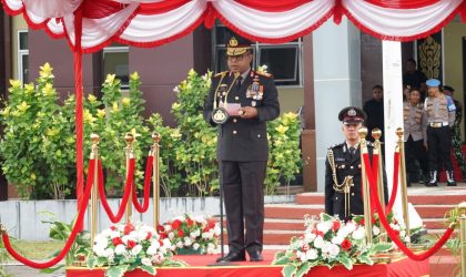 Kapolda Papua Barat, Irjen Pol. Jhonny Edison Isir, S.I.K., M.T.C.P., saat membacakan sambutan Kapolri Jenderal Polisi Listyo Sigit Prabowo, pada Perayaan HUT Bhayangkara ke 79 di lapangan Mapolda Papua Barat,Selasa(1/7/25)