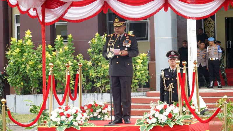 Kapolda Papua Barat, Irjen Pol. Jhonny Edison Isir, S.I.K., M.T.C.P., saat  membacakan sambutan Kapolri Jenderal Polisi Listyo Sigit Prabowo, pada Perayaan HUT Bhayangkara ke 79 di lapangan Mapolda Papua Barat,Selasa(1/7/25)