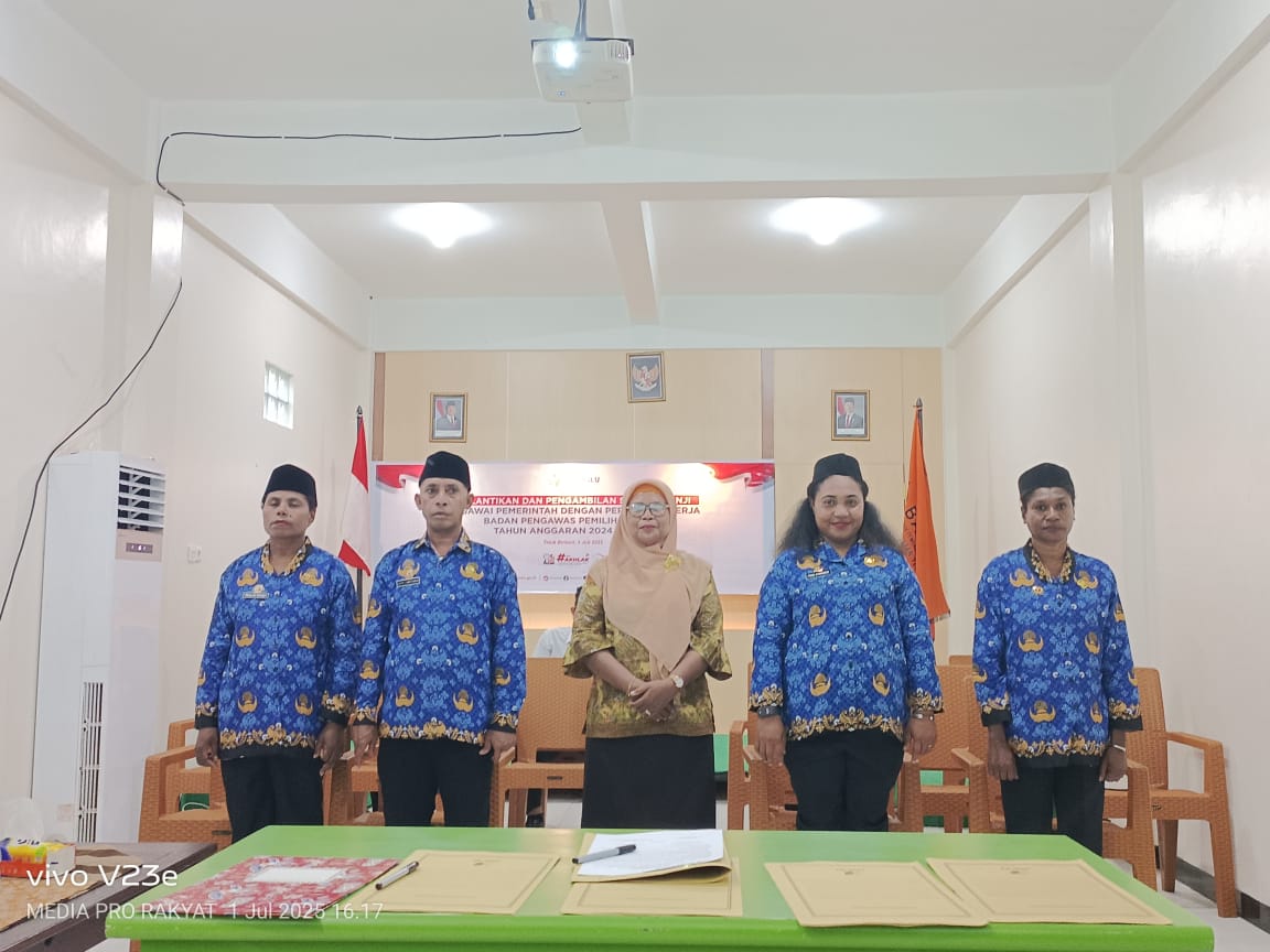 Foto bersama Ketua Bawaslu Teluk Bintuni, Sopiah Tokomodoran, seusai mengikuti prosesi pelantikan dan pengambilan sumpah/janji Pegawai Pemerintah dengan Perjanjian Kerja (PPPK) Tahun Anggaran 2024 Tahap I, yang digelar secara nasional pada Selasa, 1 Juli 2025.