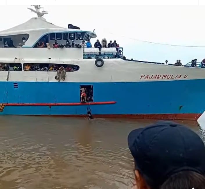 Keterangan gambar:
Tangkapan layar memperlihatkan penumpang Kapal Motor (KM) Fajar Mulia II berhasil diselamatkan oleh penumpang lain yang berada di atas kapal, dengan melemparkan seutas tali ke arahnya. Namun, dalam video yang beredar, terlihat kru kapal juga turut melakukan upaya pertolongan. (Istimewa)  