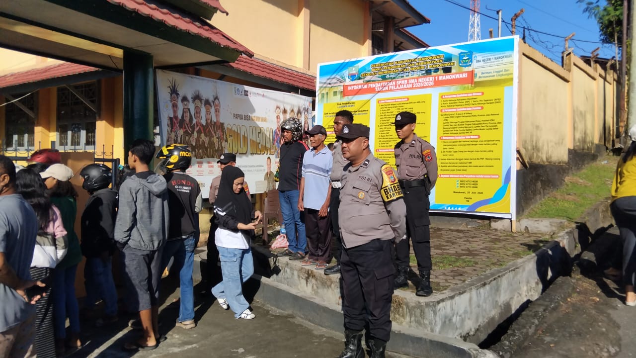 Petugas kepolisian tampak berjaga di depan SMA Negeri 1 Manokwari, Kamis (3/7). Foto: M. Saragih / MPR